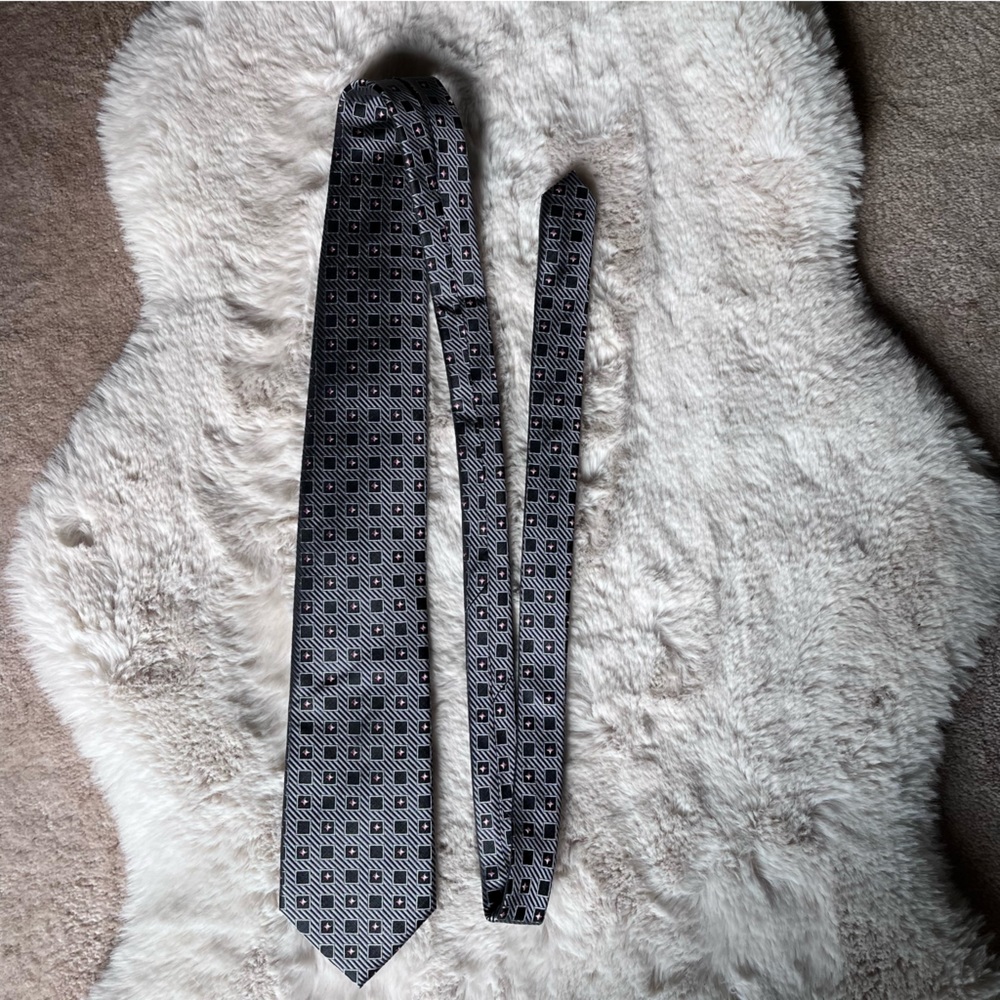 100% Silk Perry Ellis Tie